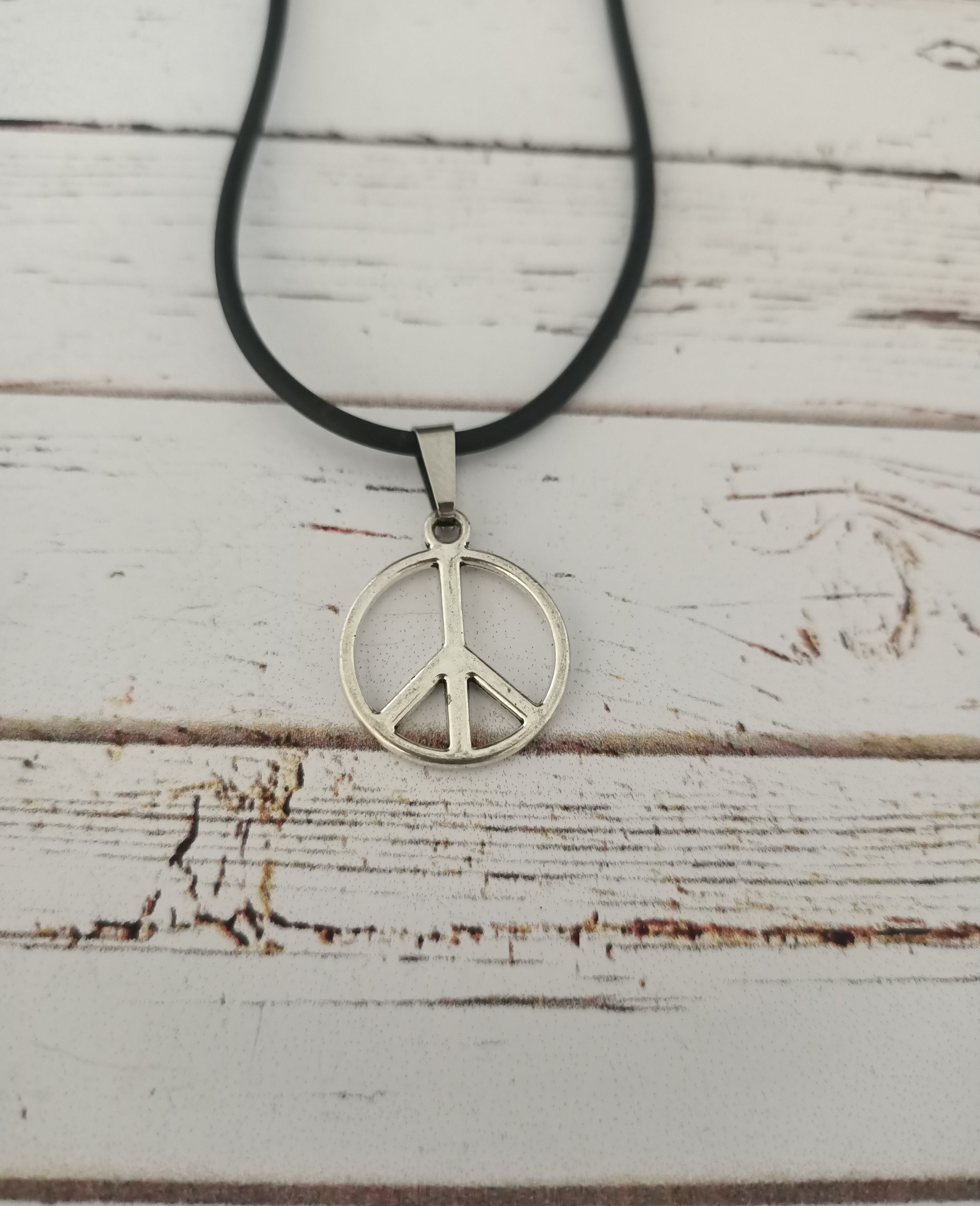 Piece sign necklace